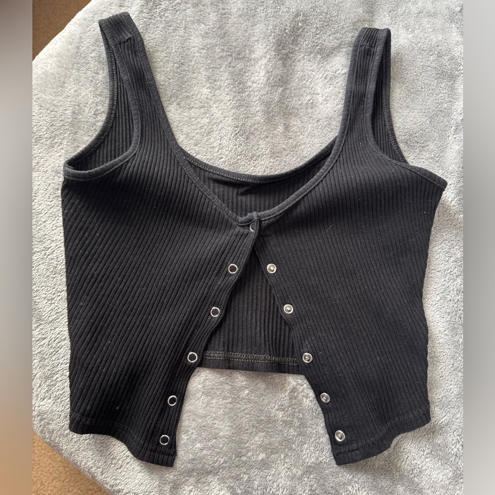 Black Ribbed Snap-Front Crop Tank Top